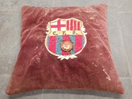 Cojín para sofá escudo F.C.BARCELONA sobre tela marrón | 35 x 35 x 2 cm