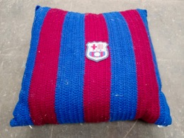 Cojín para sofá tejido a ganchillo F.C.BARCELONA | Blau_Grana | 34 x 34 x 11 cm