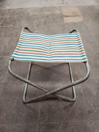 Banqueta_Taburete camping playa plegable en acero y tela |  51 x 41 x 4 cm