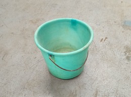 Cubo plástico verde con asa metálica | ⦵ 29 x h 26 cm | Años 70