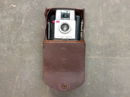 Cámara de fotos KODAK Brownie Starlet con funda de cuero | 9 x 7 x h 10 cm