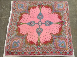 Cojín plano con amebas en tonos rojos rosas y azules | 60 x 60