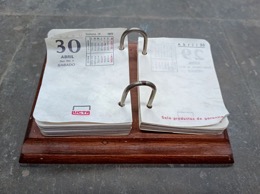 Porta calendario de sobremesa  en madera | Año 1977 | 20 x 15 x 2 cm
