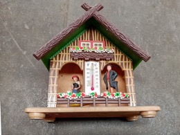 Termómetro_Hygrómetro en caseta con móvil de personas | 12 x 12 x 6 cm
