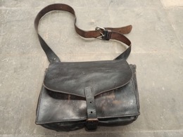 Cartera de caminos_Macuto de cuero negro de GUARDIA CIVIL | 30 x 22 x 8 cm