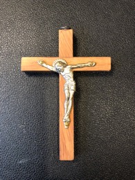 Crucifijo colgante en madera y metal para cadena