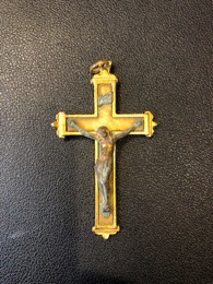 Crucifijo colgante en latón y metal para cadena
