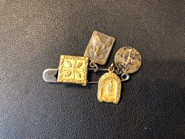 Medallas devocionales en metal dorado