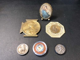 Lote de imanes coche, medallas y pequeño marco religioso