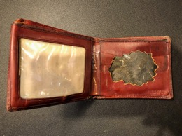 Cartera de bosillo apaisada en piel rojiza atrezzada para policia,