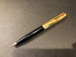 Bolígrafo con sello GOLDRING plaqué oro 18K  y celuloide negro | Años 70