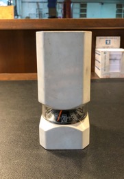 Cubilete organizador portalápices oficina con brújula
