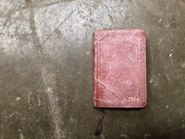 Libreta bolsillo en cartoné forrado con piel granate | 1964