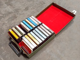 Estuche_Maletín porta cassette en polipel verde y asa de baquelita | con cassettes | 24 x 24 x h 8 cm