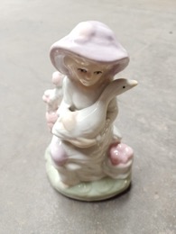 Figura porcelana fina Muchacha con oca | 10 x 15 cm