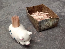 Palillero de porcelana vitrificada Cerdito y caja palillos redondos | 7 x h 4 cm