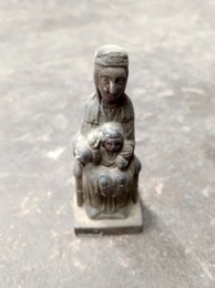 Estatuilla metálica Virgen de Montserrat | 3 x h 8 cm