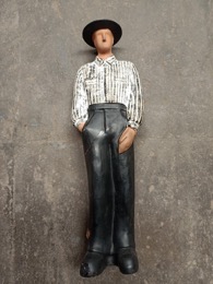 Escultura terracota policromada Varón con sombrero | 10 x h 33 cm