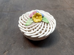 Cajita trenzada en cerámica calada de MANISES en color blanco y flores colores | ⦵ 10 x h 5 cm