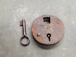 Candado en forja | Circular con llave | ⦵ 8 x 1 cm