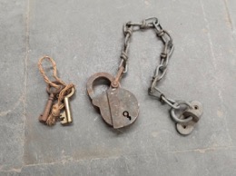 Candado de forja con cadena y dos llaves |  5 x 8 x 1 cm