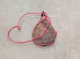 Bota de vino_ Pellejo en piel | 27 x 15 x 3 cm