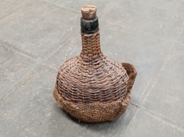 Botella de vidrio forrada en mimbre y tela saco | 16 x 13 x h 25 cm