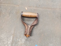 Empuñadura en hierro y madera para pala de cavar | 10 x 3 x h 14 cm