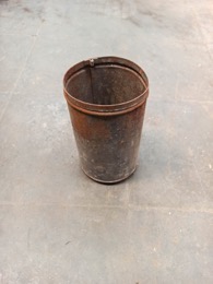 Lata cilíndrica de hojalata oxidada | ⦵ 13 x h 19,5 cm