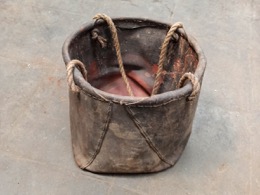 Cubo comedero caballo en cuero curtido | ⦵ 30 x h 23 cm