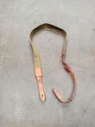Cincha militar en cuero y tela caqui | 107 x 3 x 0,3 cm