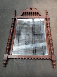 Espejo biselado y grabado en marco de madera torneada | 60 x 4 x h 100 cm