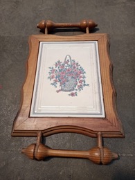 Bandeja de corte en madera y baldosa cerámica decorada | 25 x 1 x h 34 cm