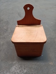 Salero de madera con tapa abatible | 13 x 12 x h 18 cm