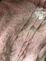 Colcha en sedina natural en rosa y blanco