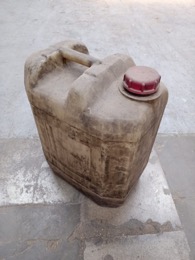 Bidón plástico gasolina_Blanco_Tapon Rojo | 32 x 23 x h 43 cm 