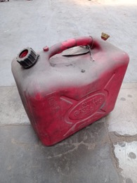 Bidón plástico gasolina 22 Litros_rojo_tapon Negro |32 x 23 x h 43 cm 
