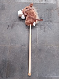 Caballo con palo y sonido  B&SC | 23 x 8 x h 79 cm
