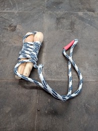 Comba tradicional con asas madera 23 cm y cuerda blanqui-azul 