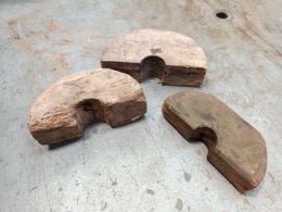 Tacos de madera semi-circulares | 52 x 27 x 17 cm