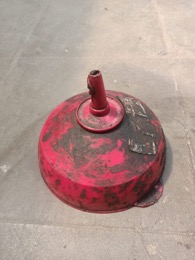 Embudo de plástico rojo | ∅ 16 x h 13 cm
