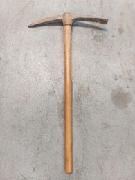 Pico para demoler con mango astillado | 52 x 4 x h 90 cm