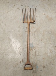 Horca hierro forjada 9 puntas mango anilla | 25 x 4 x h 109 cm