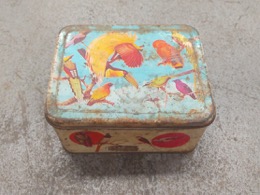 Caja metálica litografiada con coloridos pájaros | 17 x 14 x h 8 cm