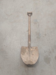 Pala punta de hierro mango anilla | 28,5 x 3 x h 110 cm