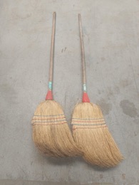 Escobas clásicas de fibra natural | 30 x 6 x h 140 cm
