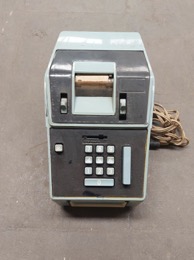Máquina de sumar electro mecánica portátil | 22 x 33 x h 18 cm
