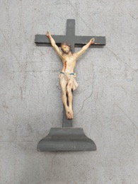 Crucifijo de peana en madera oscura | 3 clavos | 35 x 15 x h 61 cm
