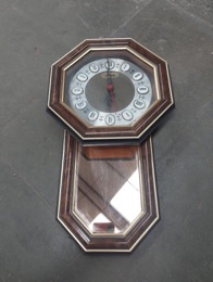 Reloj de péndulo cabezal octogonal | Números romanos | 26 x 10 x h 50 cm