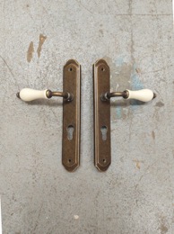 Tiradores puerta con manillas porcelana  y espacio para cerrojo | 17 x 8 x h 27 cm
